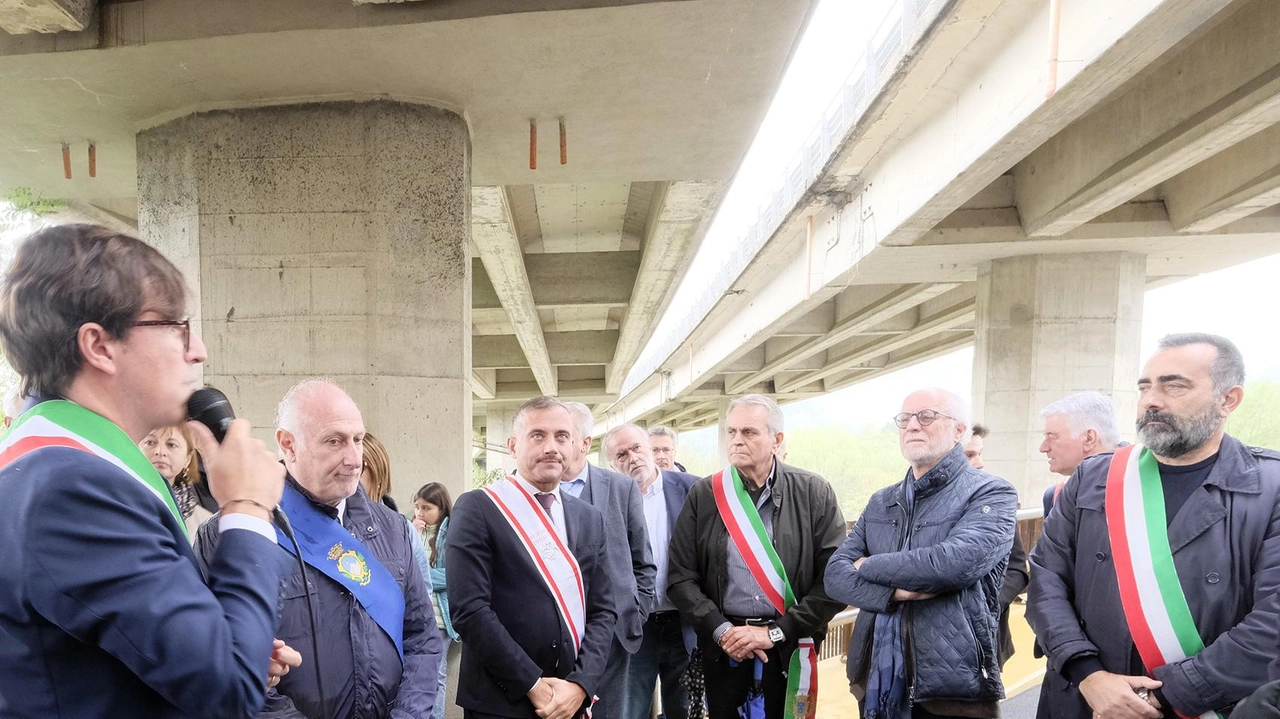 Le autorità durante il taglio del nastro del ponte sul Penolo (foto di Massimo Pasquali) Le autorità durante il taglio del nastro del ponte sul Penolo (foto di Massimo Pasquali)