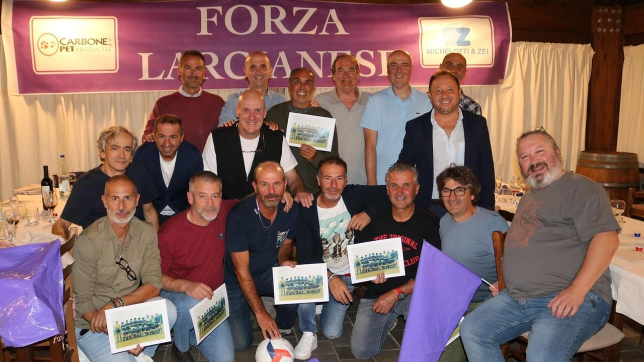 La Larcianese festeggia il successo del campionato Allievi del 1984, ricordando con commozione i momenti felici della gioventù. La Larcianese festeggia il successo del campionato Allievi del 1984, ricordando con commozione i momenti felici della gioventù.