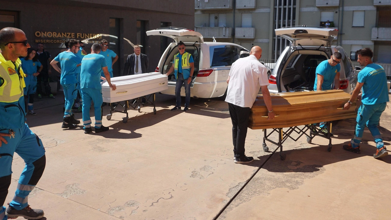 Le due bare accostate nella cappellina che ne accoglie i resti: il pellegrinaggio di una città. Un primo applauso al loro arrivo, i più entrano abbracciati per farsi forza, il dolore delle famiglie. Le due bare accostate nella cappellina che ne accoglie i resti: il pellegrinaggio di una città. Un primo applauso al loro arrivo, i più entrano abbracciati per farsi forza, il dolore delle famiglie.