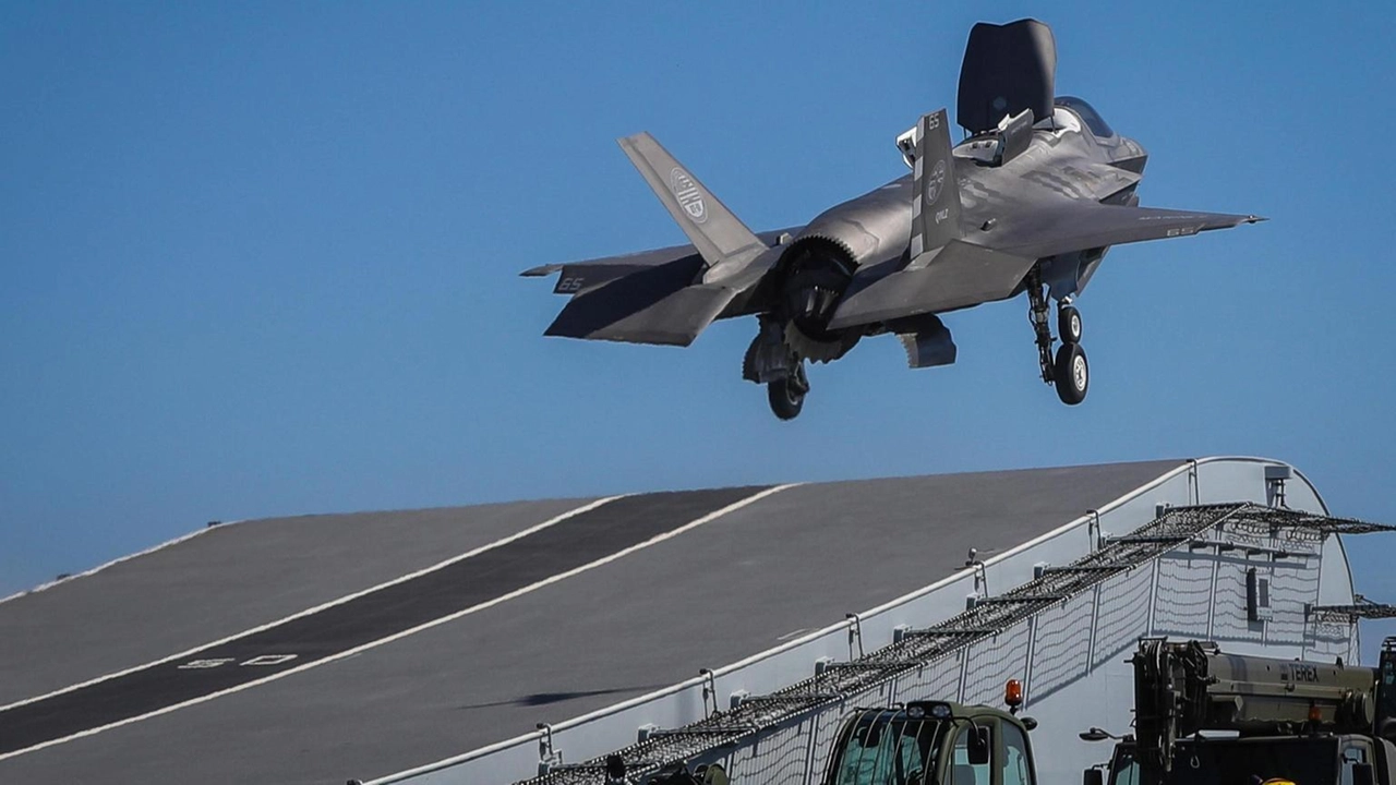 In California, vicino alla base di Lemoore, salvo il pilota In California, vicino alla base di Lemoore, salvo il pilota