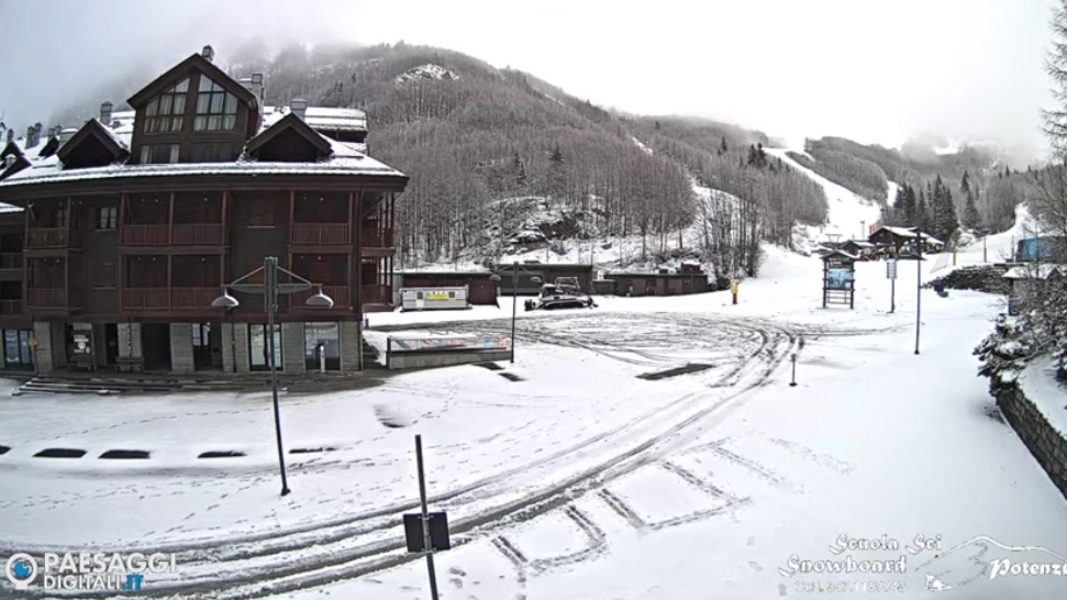La neve all'Abetone mercoledì 27 marzo 2024 (Foto Webcam Live Val di Luce - Abetone, Paesaggi Digitali)