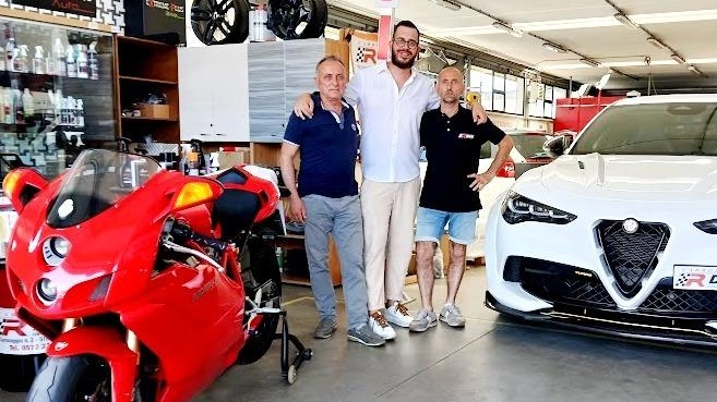 L’esposizione delle supercar in Piazza Mazzini. E la sera i concerti
