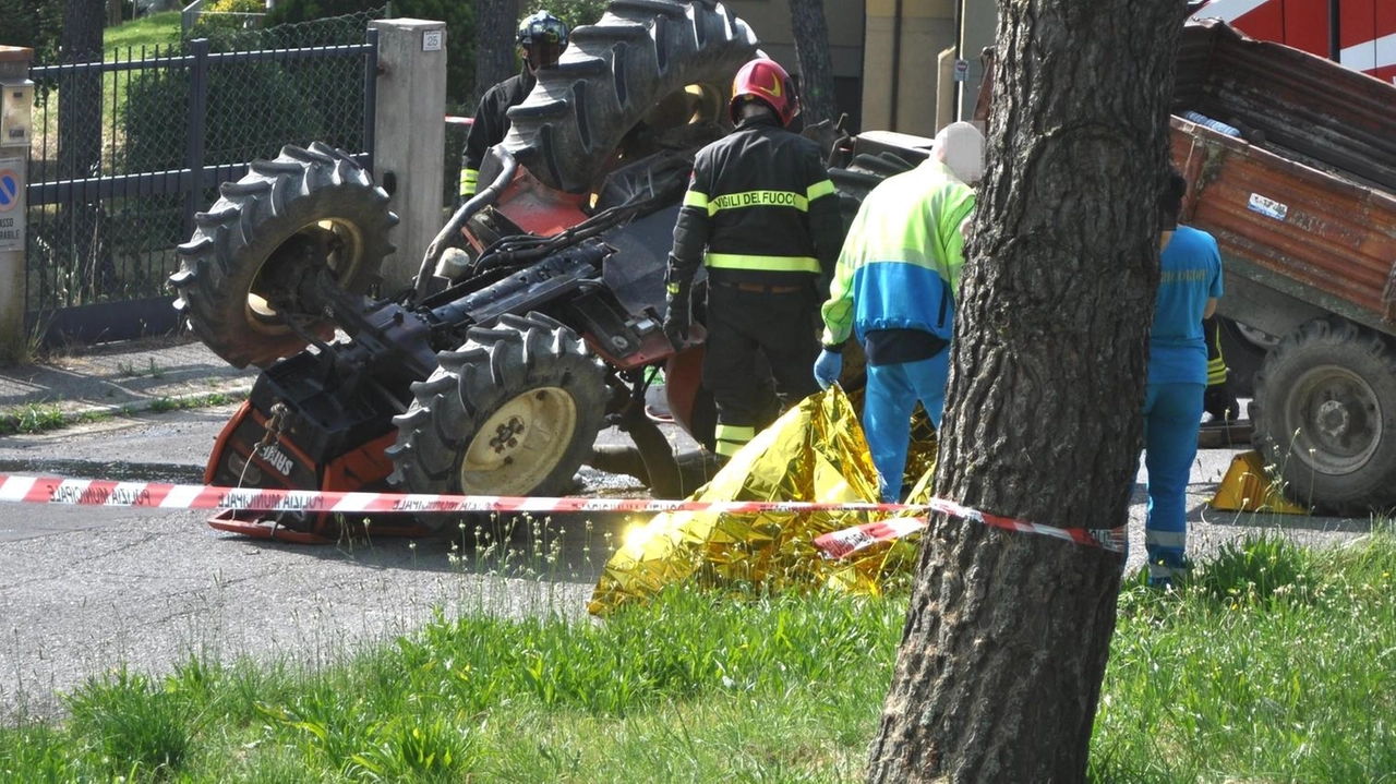 I primi soccorsi dopo la tragedia che è costata la vita a Sandro Mugnaini, 69 anni (Foto Taddei) I primi soccorsi dopo la tragedia che è costata la vita a Sandro Mugnaini, 69 anni (Foto Taddei)
