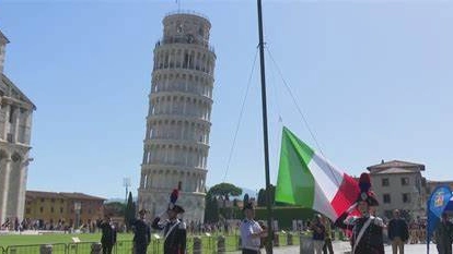 La cerimonia stamani si svolge in Piazza dei Miracoli La cerimonia stamani si svolge in Piazza dei Miracoli