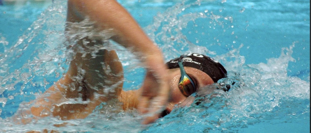 Un corso di nuoto gratuito per tutte le età al Palazzetto del Nuoto