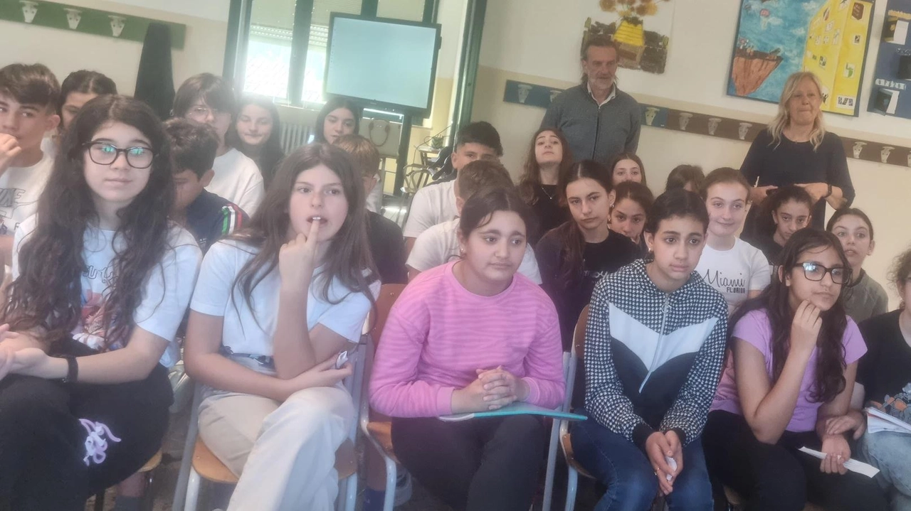 Alcuni studenti della scuola media Roncalli che hanno partecipato al Premio dedicato a Léo Ferré Alcuni studenti della scuola media Roncalli che hanno partecipato al Premio dedicato a Léo Ferré