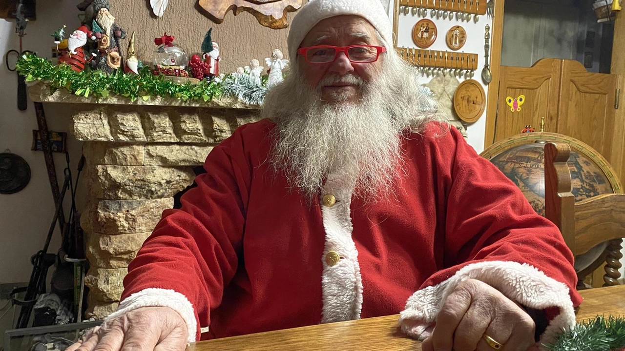 Sebastiano Zacchini, 75 anni, veste da Babbo Natale dal 1989, portando gioia ai bambini del Casentino con il suo ciuchino Pinocchio. Sebastiano Zacchini, 75 anni, veste da Babbo Natale dal 1989, portando gioia ai bambini del Casentino con il suo ciuchino Pinocchio.