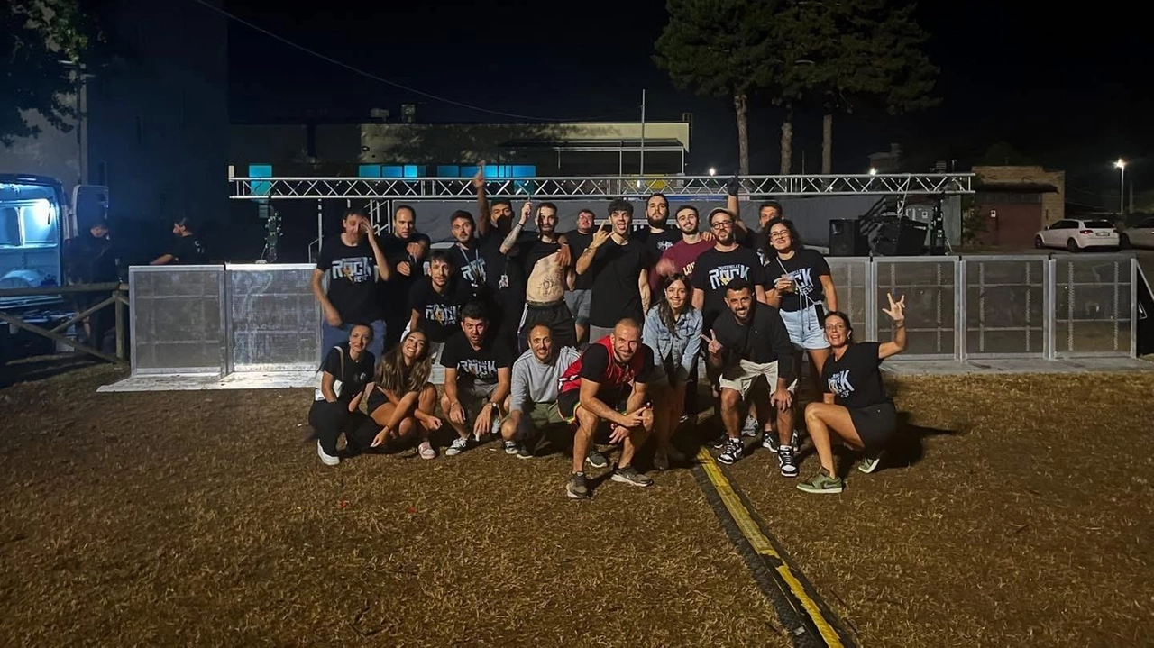 I ragazzi della Gioventù Tavernellese, che hanno organizzato la rassegna si godono il successo di Tavernelle Rock Fest I ragazzi della Gioventù Tavernellese, che hanno organizzato la rassegna si godono il successo di Tavernelle Rock Fest