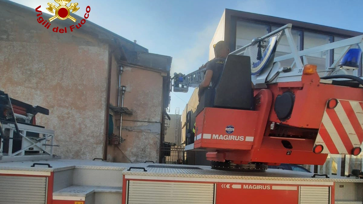 Carrara, l'intervento dei vigili del fuoco Carrara, l'intervento dei vigili del fuoco