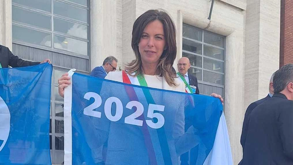 L’assessora comunale all’Ambiente Erica Vanelli con la Bandiera Blu appena ritirata L’assessora comunale all’Ambiente Erica Vanelli con la Bandiera Blu appena ritirata