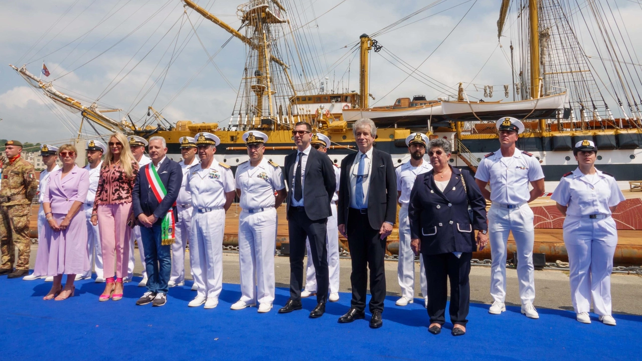 Le autorità che ieri mattina hanno dato solenne accoglienza al Vespucci al rientro dal tour mondiale durato due anni Le autorità che ieri mattina hanno dato solenne accoglienza al Vespucci al rientro dal tour mondiale durato due anni