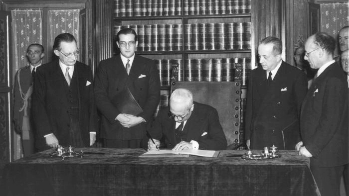 Il capo provvisorio dello Stato Enrico De Nicola (al centro), Alcide De Gasperi (a sinistra) e Umberto Terracini (primo a destra) alla firma della Costituzione Italiana (Archivio Ansa)