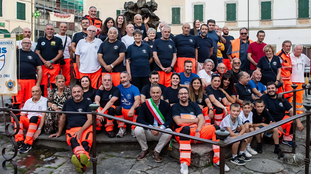 Un gruppo di volontari della Pubblica Assistenza Avis di Fivizzano: in totale sono un centinaio Un gruppo di volontari della Pubblica Assistenza Avis di Fivizzano: in totale sono un centinaio