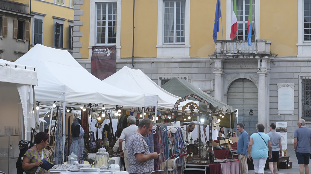 La Soffitta continua a essere un punto di riferimento per tanti visitatori e turisti. Ma anche di polemiche sulla qualità della merce esposta e collocazione delle bancarelle