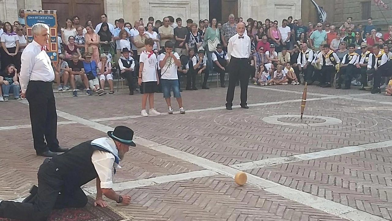 Un momento della sfida che. si ripete oggi pomeriggio a Pienza Sempre più numerosi gli appassionati. locali ma anche i turisti Un momento della sfida che. si ripete oggi pomeriggio a Pienza Sempre più numerosi gli appassionati. locali ma anche i turisti