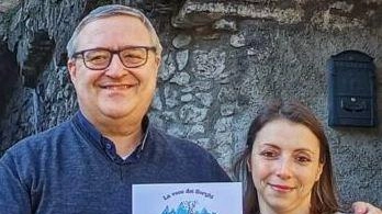 Don Andrea Forni insieme alla cronista Anastasia Biancardi mostrano orgogliosi il giornale “La voce dei borghi“ Don Andrea Forni insieme alla cronista Anastasia Biancardi mostrano orgogliosi il giornale “La voce dei borghi“