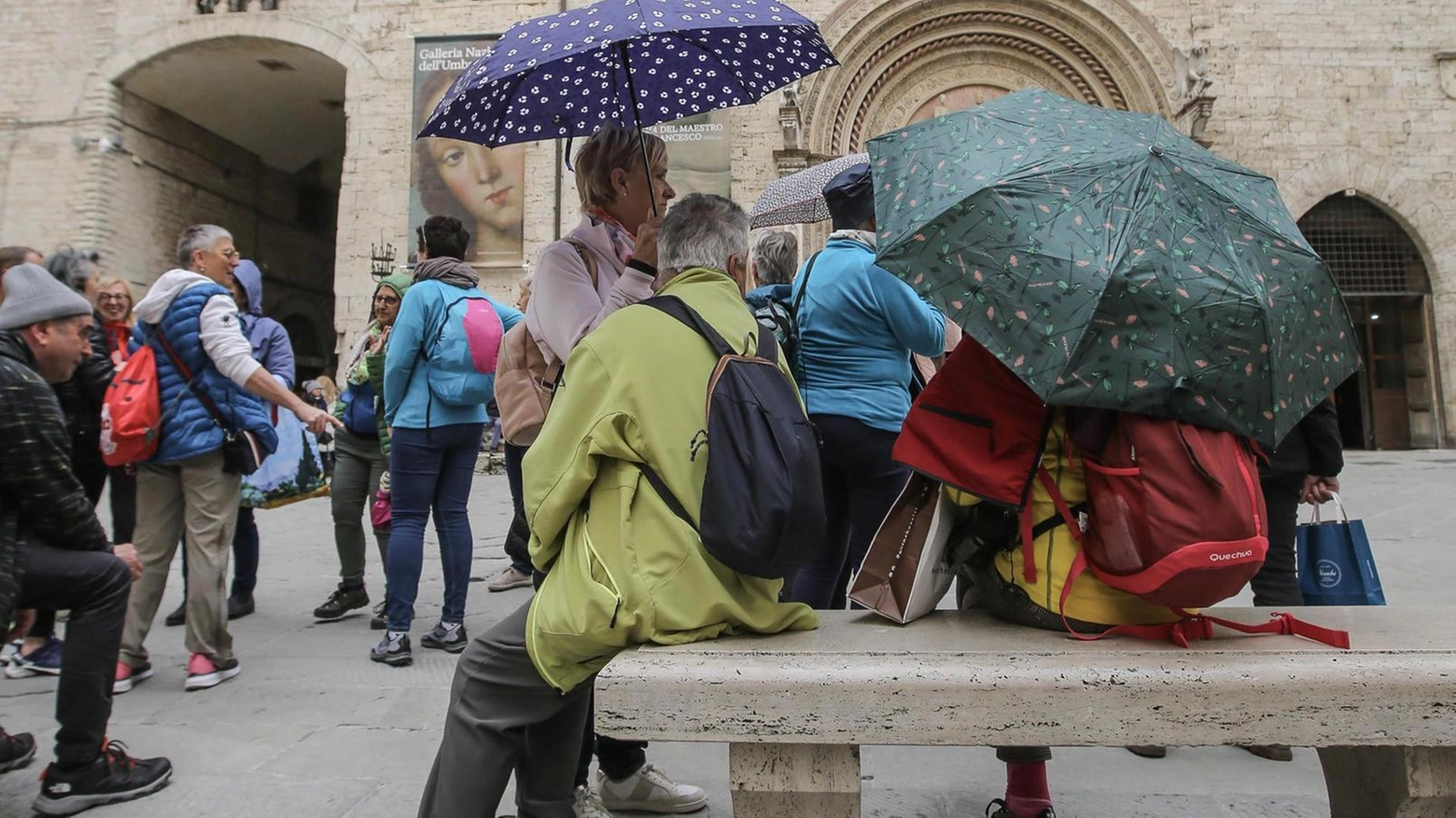 Nonostante le temperature in picchiata e gli ombrelli aperti, l’Umbria registra un buon numero di presenze. Federalberghi: "Non siamo al 100% dell’occupazione delle strutture come previsto. Ma ci accontentiamo".