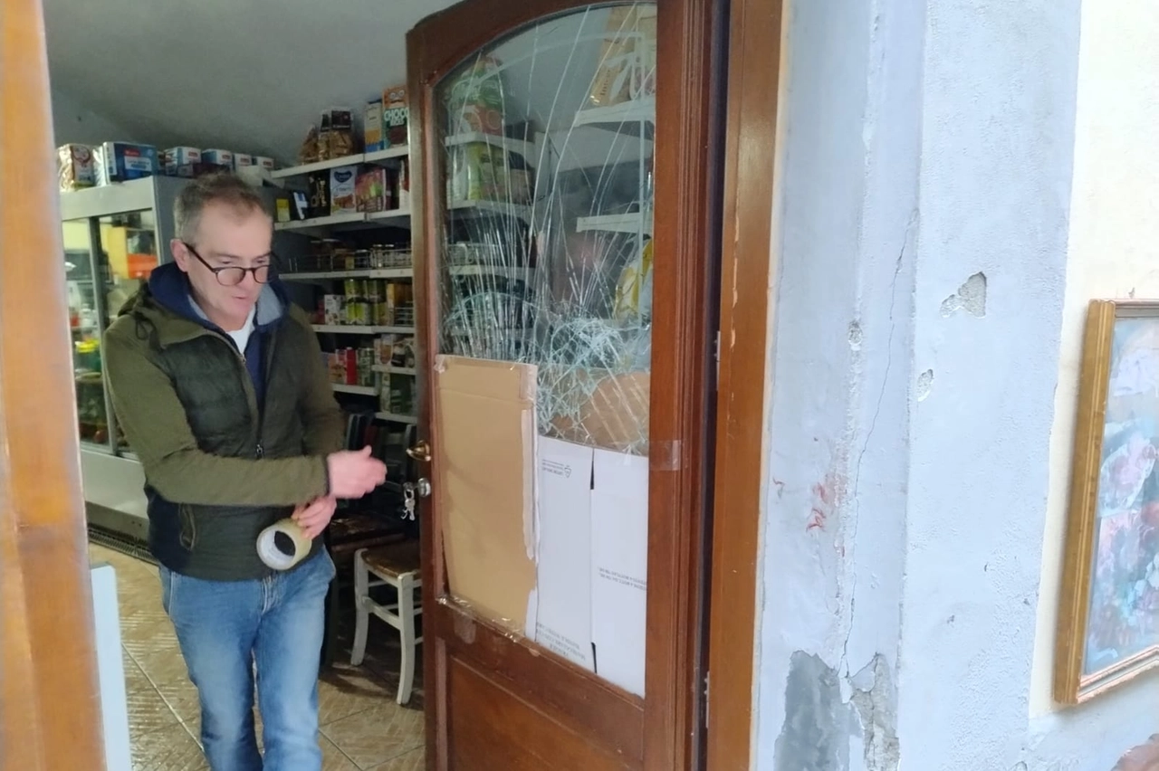 La porta danneggiata (foto Alessandro Falsetti)