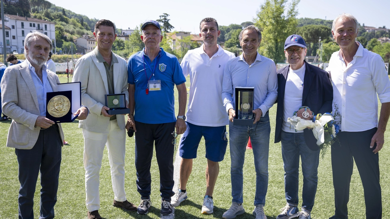 La premiazione sul campo di Tavarnuzze nel corso del Memorial Ballerini La premiazione sul campo di Tavarnuzze nel corso del Memorial Ballerini