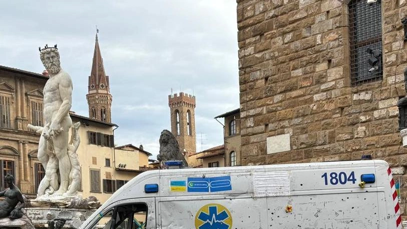 La ambulanza crivellata dai colpi dei russi esposta a Firenze La ambulanza crivellata dai colpi dei russi esposta a Firenze
