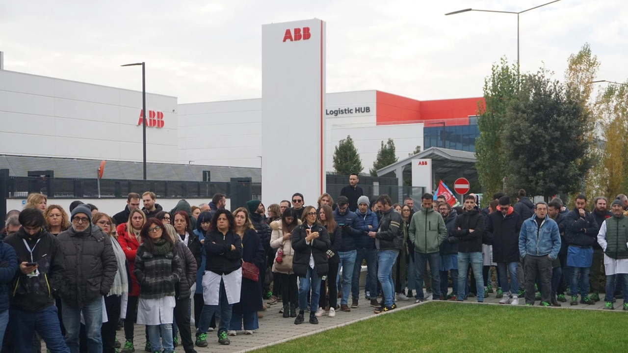 Una manifestazione. davanti all’Abb: oggi un. vertice sugli ammortizzatori sociali Una manifestazione. davanti all’Abb: oggi un. vertice sugli ammortizzatori sociali