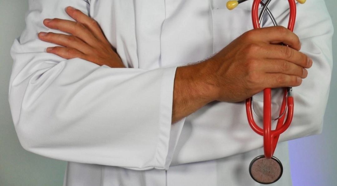 https://www.lanazione.it/image-service/view/acePublic/alias/contentid/Y2RkNDJiNDYtMTY0OC00/0/medico-foto-di-repertorio.jpeg