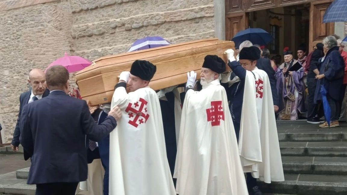 Un momento dei funerali che si sono svolti ieri Un momento dei funerali che si sono svolti ieri