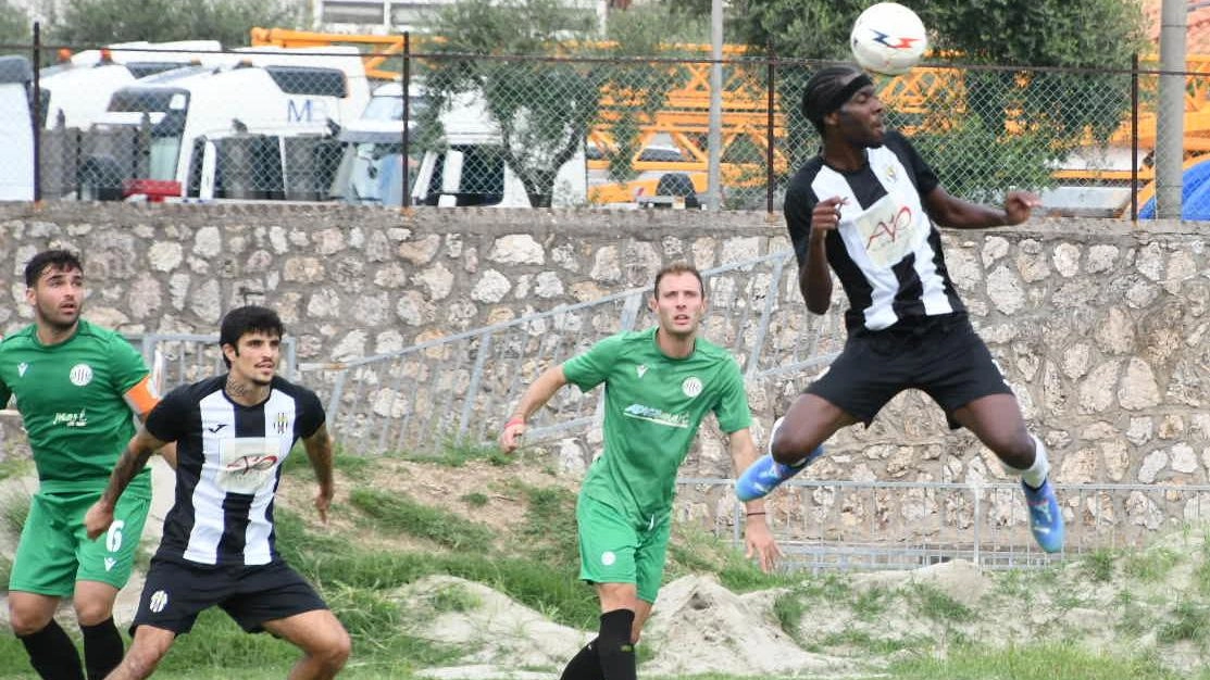 Un’azione della Massese nella sfida con la Pro Livorno (foto Nizza) Un’azione della Massese nella sfida con la Pro Livorno (foto Nizza)
