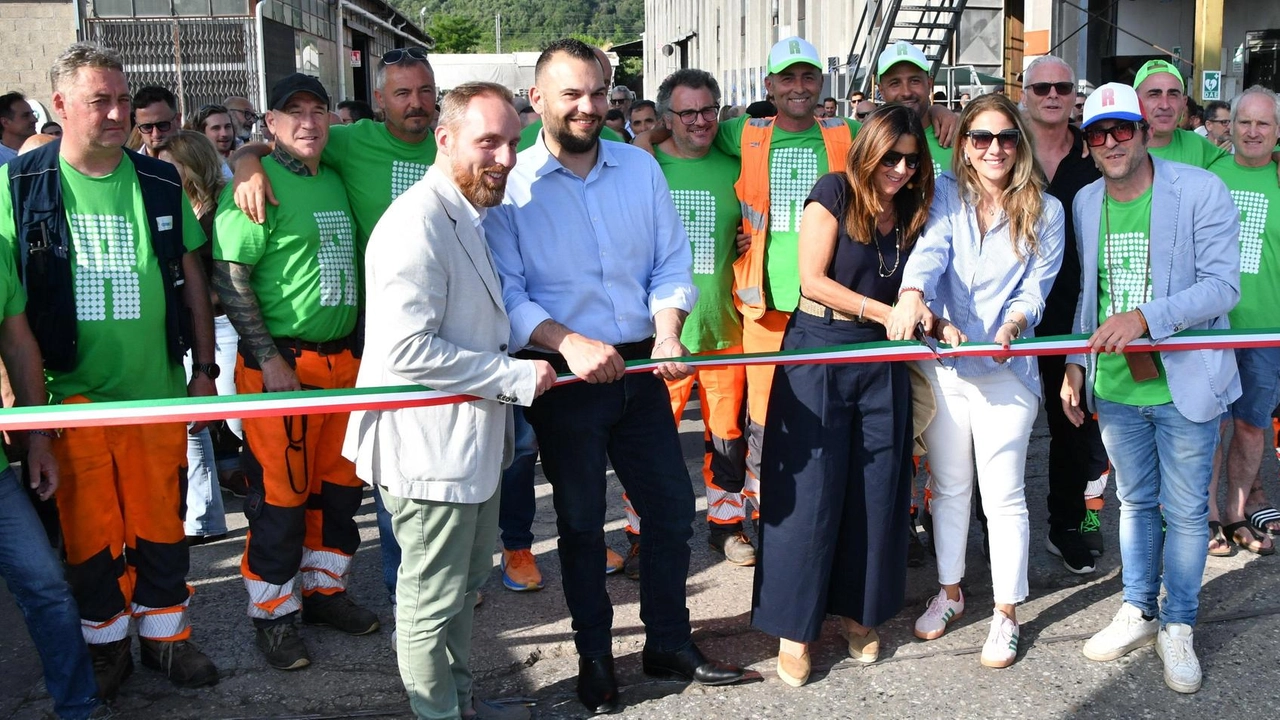 Il taglio del nastro per la mostra ’Rifiutati’ organizzata all’interno del Cermec