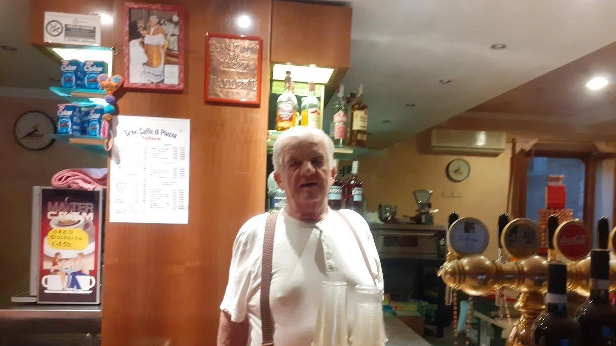 Il titolare Alberto Tavanti, per tutti Tallere, 77 anni, cede l’attività . Le sue luci illuminavano un centro storico ormai deserto di negozi. . Il titolare Alberto Tavanti, per tutti Tallere, 77 anni, cede l’attività . Le sue luci illuminavano un centro storico ormai deserto di negozi. .