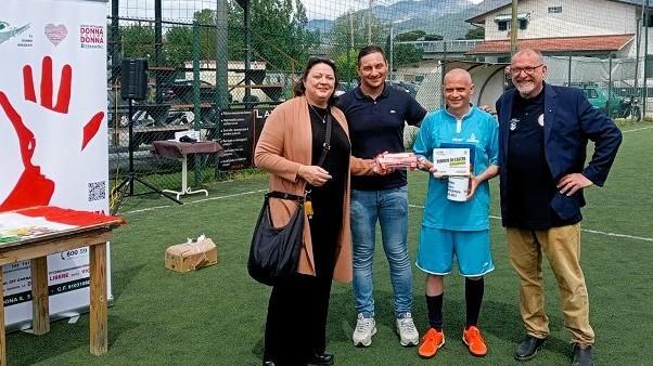 https://www.lanazione.it/image-service/view/acePublic/alias/contentid/Y2RlNzQ5YTctOWI4Yi00/0/torneo-dedicato-al-papa-grande-successo-per-la-prima-edizione-in-campo-10-squadre.jpeg?f=16:9&w=1200&h=630