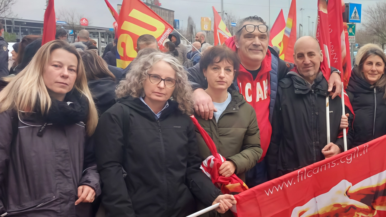 I dipendenti del supermercato restano in stato di agitazione: "Ora si apra il tavolo di crisi in Regione". Cgil e Usb tuonano: "È stata annunciata una riduzione degli spazi del negozio: caleranno del 60 per cento". I dipendenti del supermercato restano in stato di agitazione: "Ora si apra il tavolo di crisi in Regione". Cgil e Usb tuonano: "È stata annunciata una riduzione degli spazi del negozio: caleranno del 60 per cento".