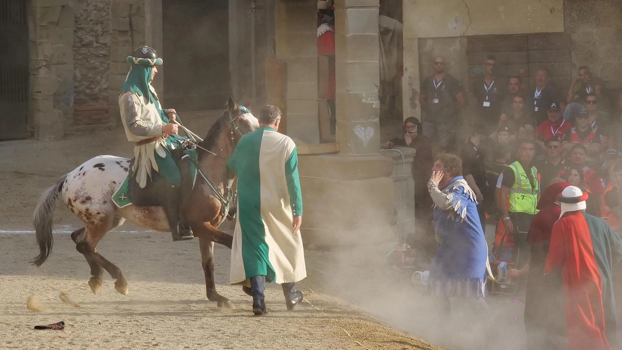 I disturbi al giostratore Tommaso Marmorini. I figuranti di Porta Crucifera hanno preso in totale 98 Giostre di squalifica I disturbi al giostratore Tommaso Marmorini. I figuranti di Porta Crucifera hanno preso in totale 98 Giostre di squalifica
