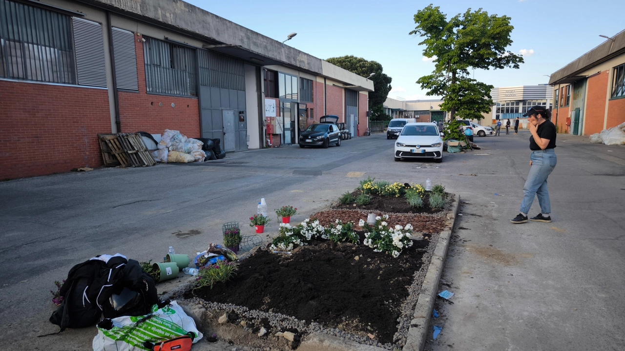 L'aiuola del memoriale dedicato ai sette operai morti nel rogo di Teresa Moda (Attalmi)