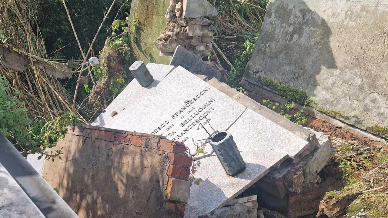 Le tombe letteralmente inghiottite dal terreno di San Ginese