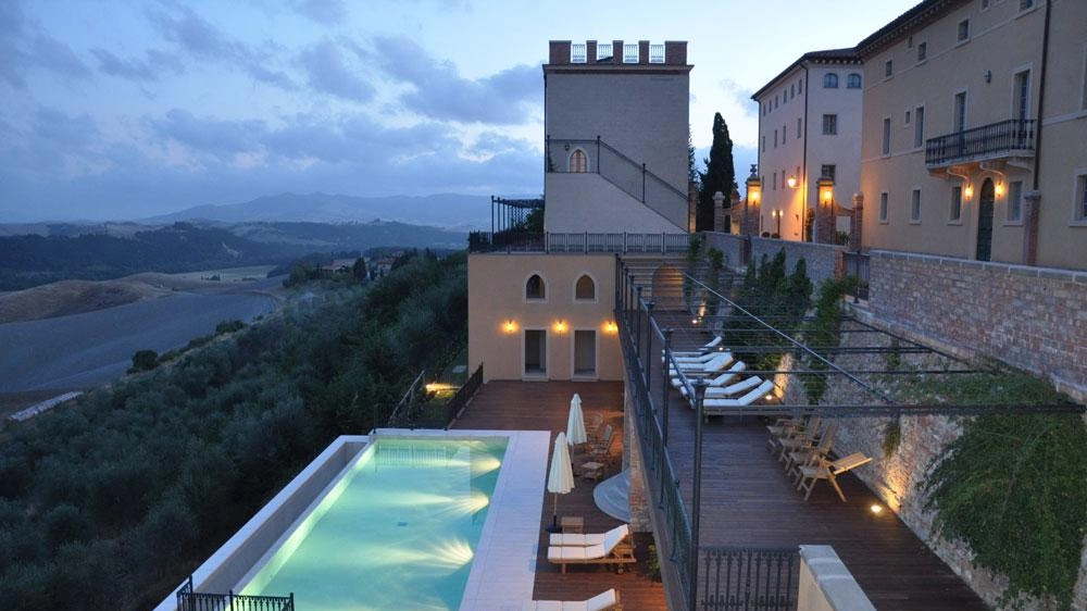 Bellezza e lusso, questo era il borgo di Vicarello dopo il restauro. Oggi è in gran parte all’asta (foto d’archivio) Bellezza e lusso, questo era il borgo di Vicarello dopo il restauro. Oggi è in gran parte all’asta (foto d’archivio)