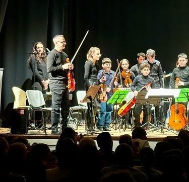 https://www.lanazione.it/image-service/view/acePublic/alias/contentid/Y2U1NWFiYzgtYTlkZS00/0/lorchestra-geminiani-al-francigena.jpeg