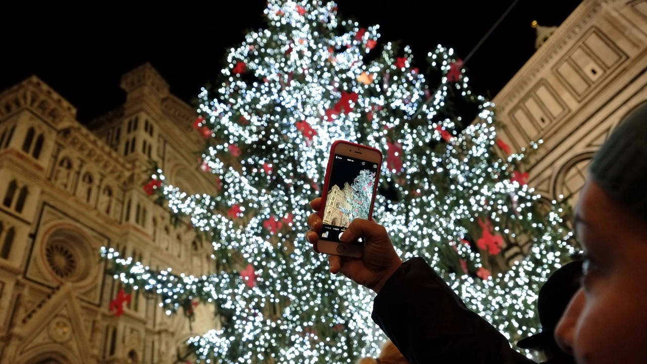 Albero di Natale in piazza Duomo a Firenze (foto Giuseppe Cabras/New Press Photo) Albero di Natale in piazza Duomo a Firenze (foto Giuseppe Cabras/New Press Photo)