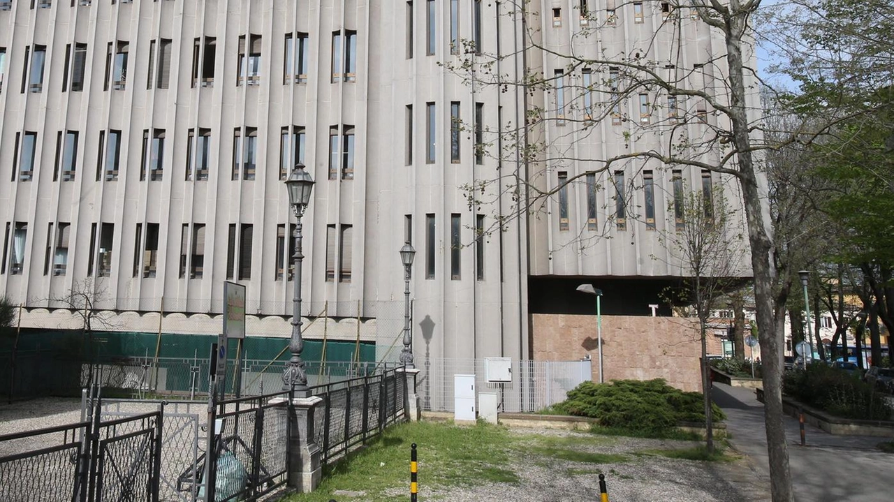 L’incidente probatorio per il tentato omicidio di Colle è slittato a venerdì prossimo. Mancava il paravento che avrebbe attenuato la distanza ravvicinata fra i due ex amici. L’incidente probatorio per il tentato omicidio di Colle è slittato a venerdì prossimo. Mancava il paravento che avrebbe attenuato la distanza ravvicinata fra i due ex amici.