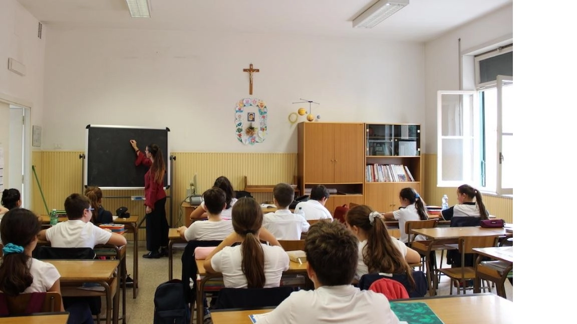 Gli studenti di una scuola secondaria di primo grado. All’Istituto «Filippo Mazzei» di Poggio vanno avanti i lavori per la sostituzione delle’ascensore Gli studenti di una scuola secondaria di primo grado. All’Istituto «Filippo Mazzei» di Poggio vanno avanti i lavori per la sostituzione delle’ascensore