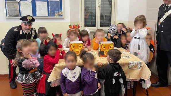 I bambini della scuola primaria di Braccagni sono andati alla caserma per ricevere caramelle e dolci I bambini della scuola primaria di Braccagni sono andati alla caserma per ricevere caramelle e dolci