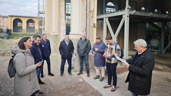 Ieri mattina sopralluogo della Commissione lavori pubblici, presieduta da Marco Santi Guerrieri, al cantiere della palestra Bacchettoni. L’assessore Nicola Buchignani,... Ieri mattina sopralluogo della Commissione lavori pubblici, presieduta da Marco Santi Guerrieri, al cantiere della palestra Bacchettoni. L’assessore Nicola Buchignani,...