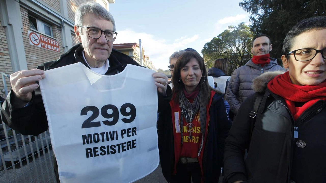 Il segretario generale della Cgil, Maurizio Landini, ieri mattina a Siena con i lavoratori della Beko (. Foto Lazzeroni Il segretario generale della Cgil, Maurizio Landini, ieri mattina a Siena con i lavoratori della Beko (. Foto Lazzeroni