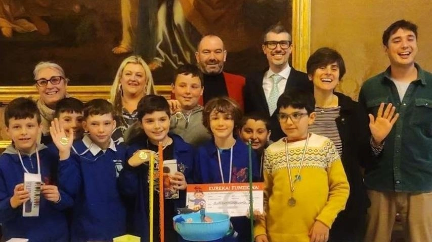 La quarta classe della primaria Mutti di Pietrasanta che ha vinto, assieme agli alunni di Capezzano Pianore, il concorso nazionale di Federmeccanica “Eureka! Funziona!”