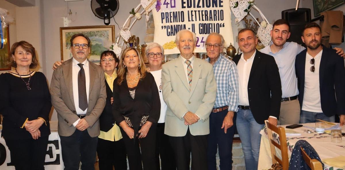 https://www.lanazione.it/image-service/view/acePublic/alias/contentid/Y2U3Y2E4MmQtYTBjMS00/0/premio-torna-il-gioiello-poeti-di-scena-nel-candia.jpeg?f=1.91:1&w=1200