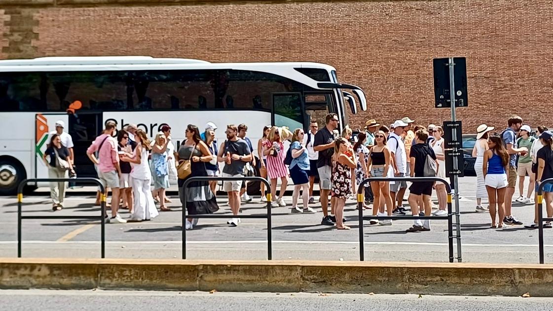 Piazzale Montelungo: boom di turisti scaricati per strada, occupate le fermate dei bus di linea Piazzale Montelungo: boom di turisti scaricati per strada, occupate le fermate dei bus di linea