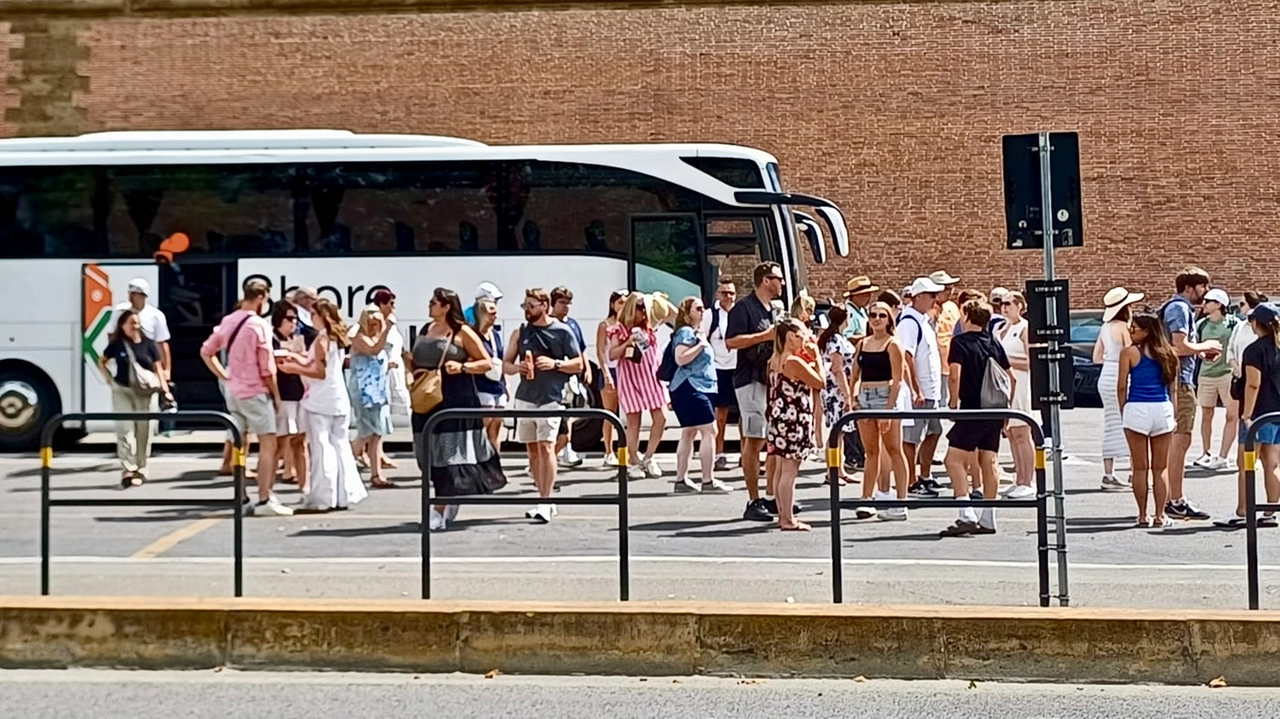 I bus pieni di turisti a piazzale Montelungo I bus pieni di turisti a piazzale Montelungo