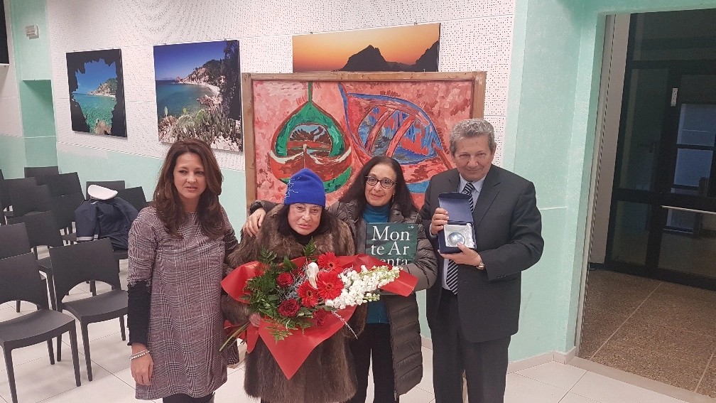Tina Marinelli (con il mazzo di fiori) con la figlia e il sindaco Arturo Cerulli Tina Marinelli (con il mazzo di fiori) con la figlia e il sindaco Arturo Cerulli