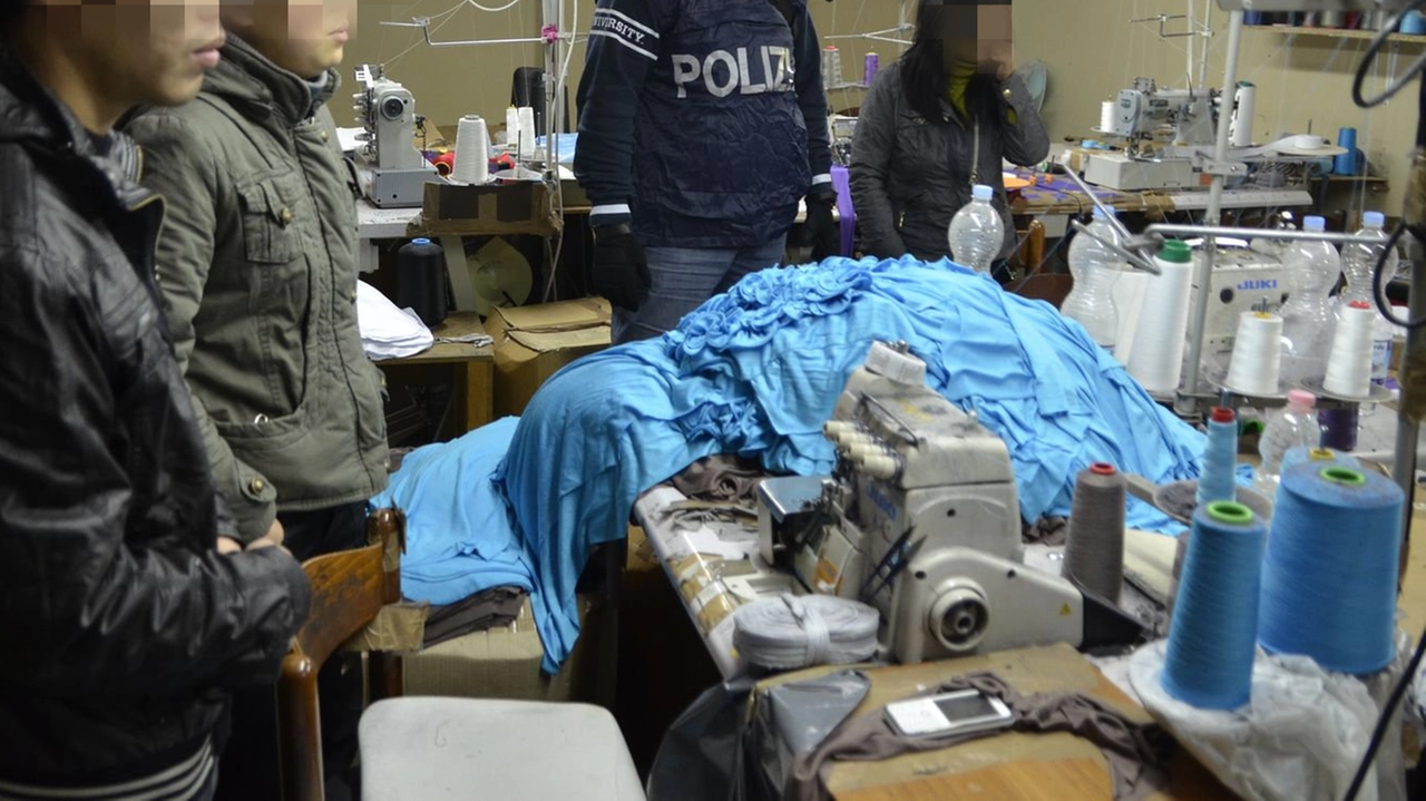 Controlli della polizia in una ditta con lavoratori cinesi a Prato Controlli della polizia in una ditta con lavoratori cinesi a Prato