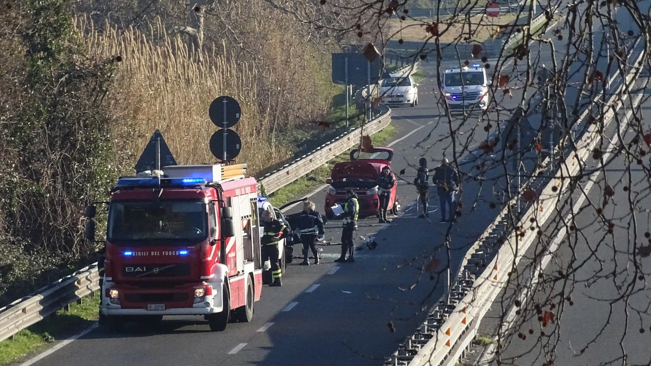 L'incidente mortale sulla Variante Aurelia a Viareggio (foto Aldo Umicini) L'incidente mortale sulla Variante Aurelia a Viareggio (foto Aldo Umicini)